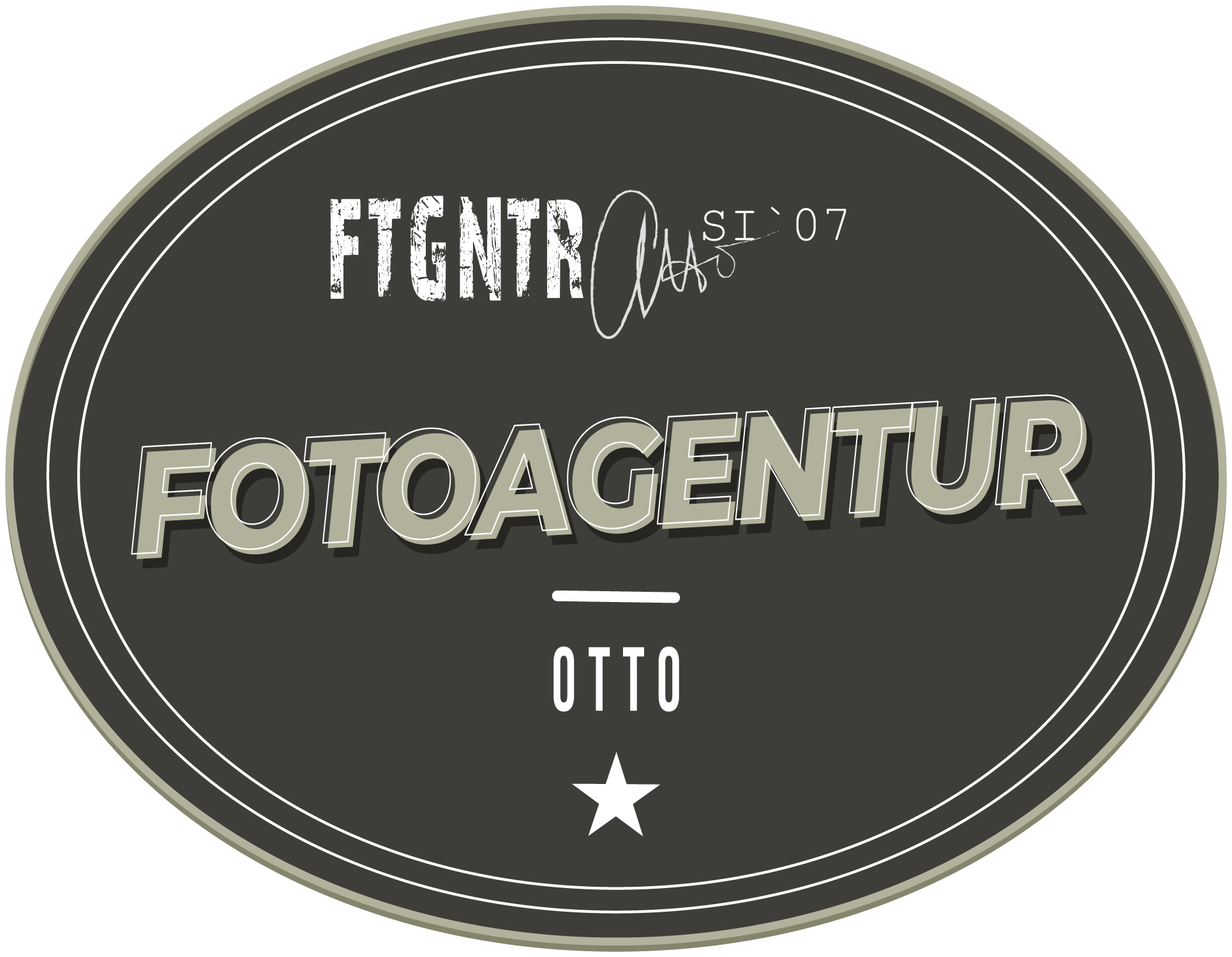 Fotograf Goslar, Logo Fotoagentur Otto, Hochzeitsfotograf. Logo der Fotoagentur Otto: Ein ovales, graues Emblem mit einem dreifachen Rand in unterschiedlichen Grautönen. Im oberen Bereich steht in einer weißen, abgenutzten Schrift 'FTGNTR' und daneben 'SI '07'. In der Mitte befindet sich der Schriftzug 'FOTOAGENTUR' in großen, schattierten Buchstaben. Darunter ist ein horizontaler Strich und darunter steht 'OTTO' in weißer Schrift. Am unteren Rand des Logos ist ein weißer Stern abgebildet. Fotograf aus Goslar