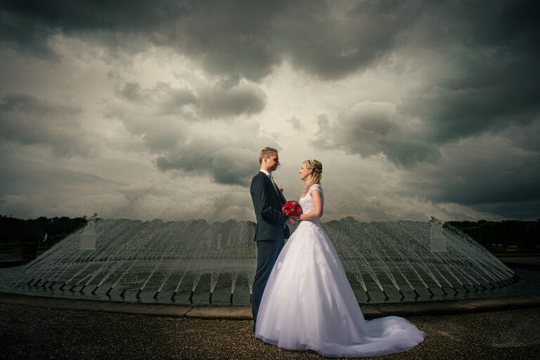 "Romantisches Hochzeitsfoto im Herrenhäuser Garten – Liebe inmitten der Natur"