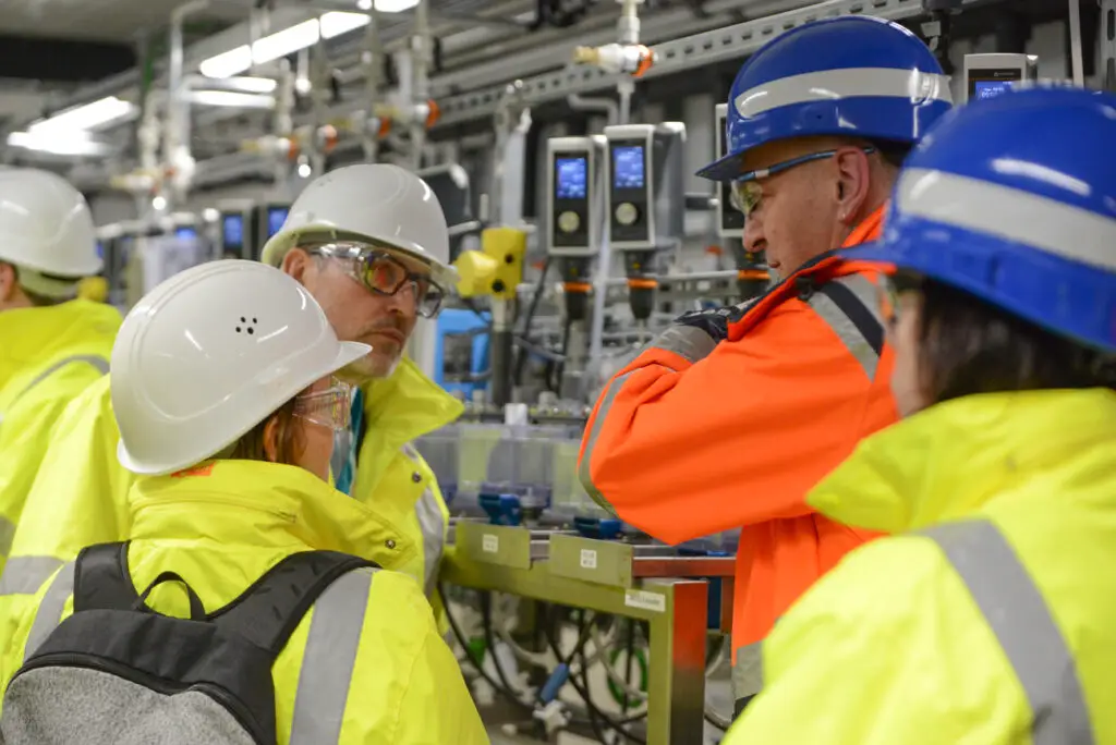 Techniker und Ingenieure der Tanobis GmbH im Werk bei Wartungsbesprechung – Unternehmensfotografie Fotoagentur Otto Goslar