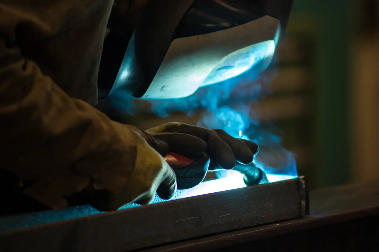 Detailaufnahme eines Schweißers bei präziser Metallarbeit – Industriefotografie von Fotoagentur Otto in Goslar. Handwerkliche Präzision, Funkenflug und konzentrierte Arbeitsszene, professionell festgehalten von Fotoagentur Otto.