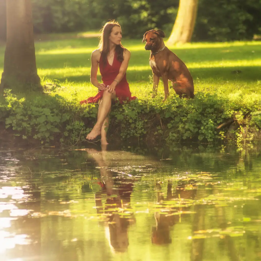 Emotionales Porträt einer Frau mit Hund am Wasser – Outdoor‑Fotoshooting in Goslar, Fotoagentur Otto