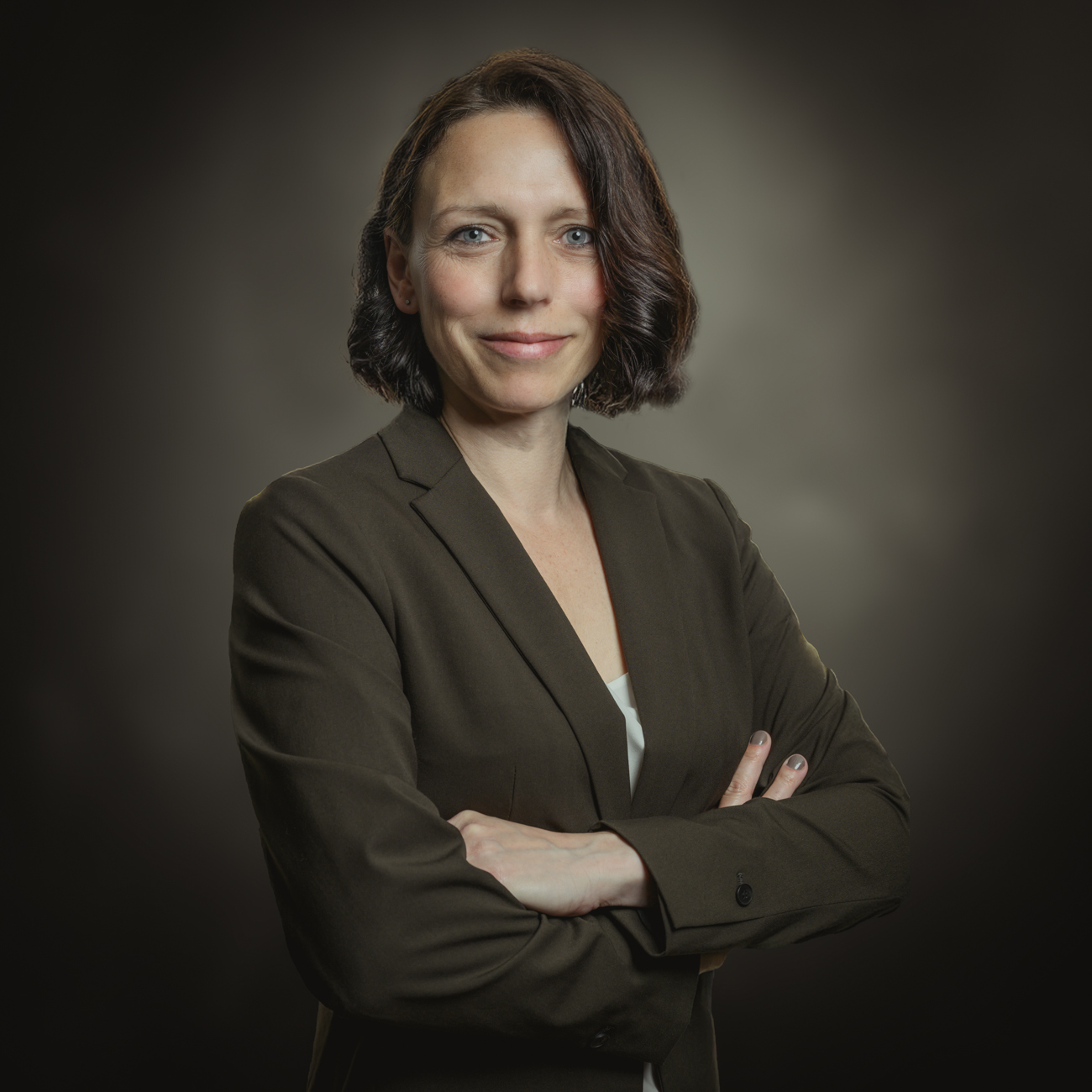 Professionelles Businessfoto einer Frau im Anzug – Bewerbungsfotografie in Goslar bei der Fotoagentur Otto