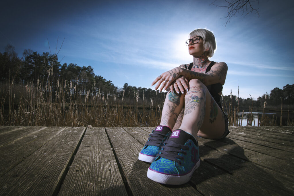 Junge Frau an einem Steg. Fotoagentur Otto aus Goslar, der Fotograf.