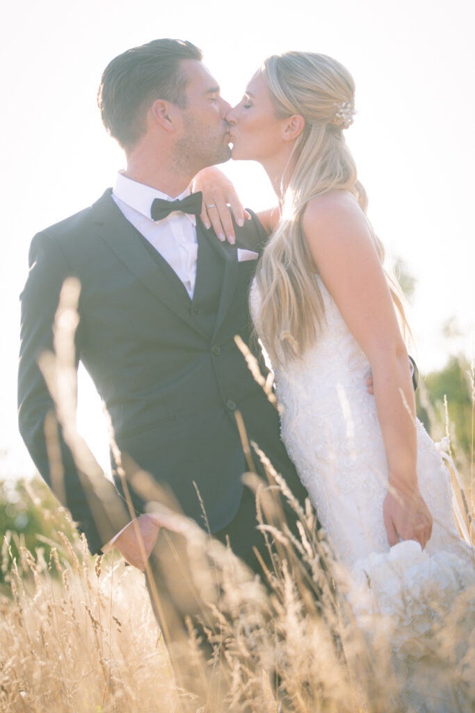 Romantisches Kussfoto von Braut und Bräutigam im Gegenlicht – emotionale Hochzeitsfotograf Goslar, Fotoagentur Otto