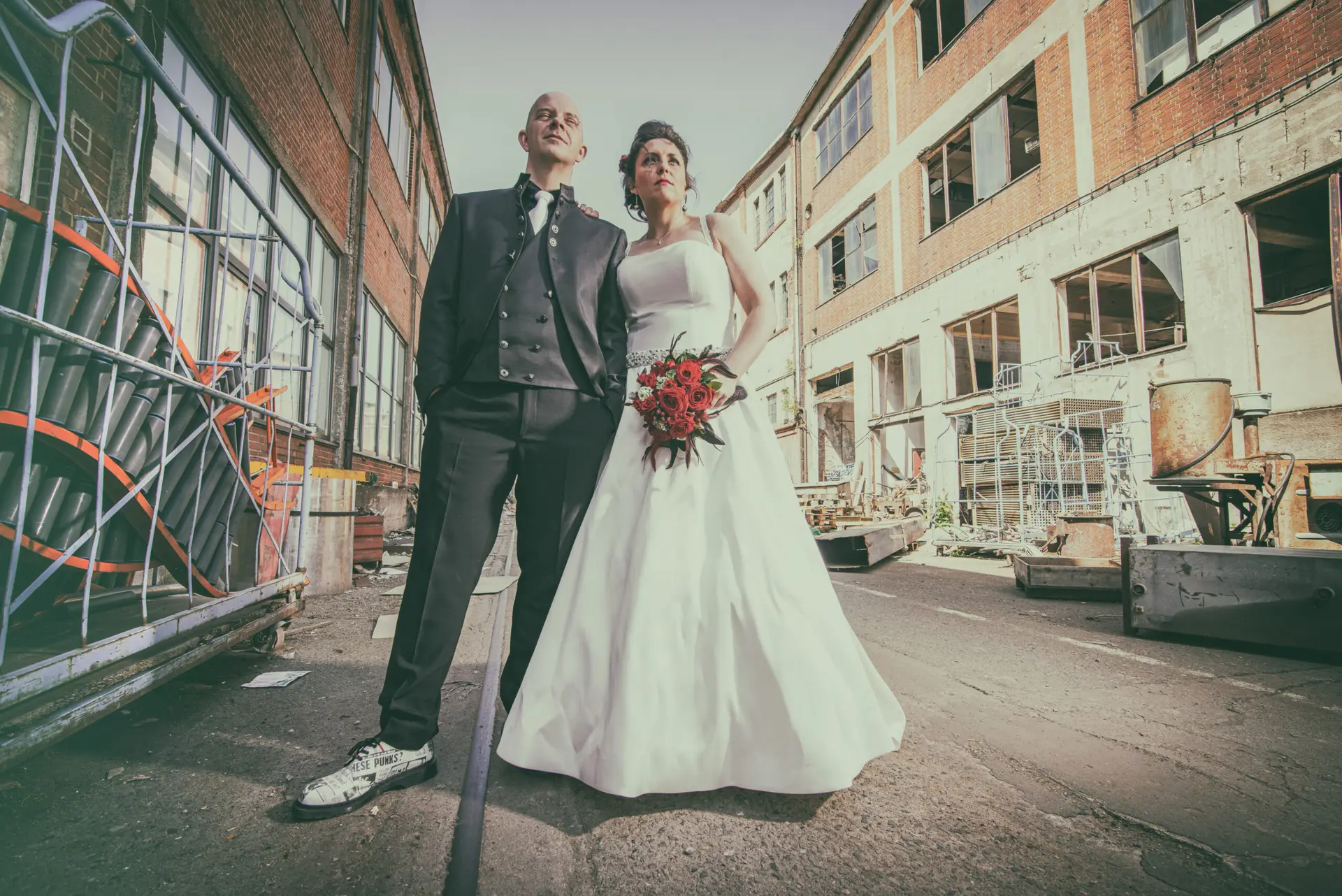 „Individuelles Brautpaar im Industrie-Look bei einer modernen Hochzeit, urbanes Paarshooting mit klaren Linien und rauer Ästhetik. Authentische Hochzeitsfotografie für unkonventionelle Paare, Fotograf in Goslar.“