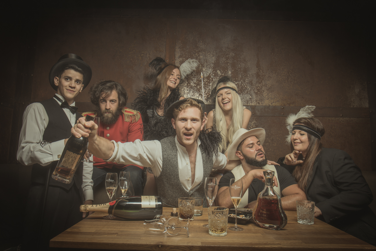 Themen‑Shooting im Stil der Goldenen Zwanziger mit sechs Personen – professionelle Porträt‑ und Eventfotografie Goslar, Fotoagentur Otto